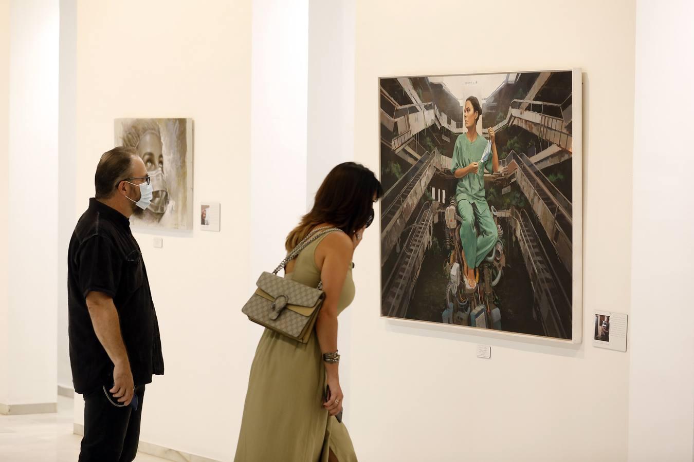 La exposición «Héroes con bata», de homenaje a los sanitarios en Córdoba, en imágenes