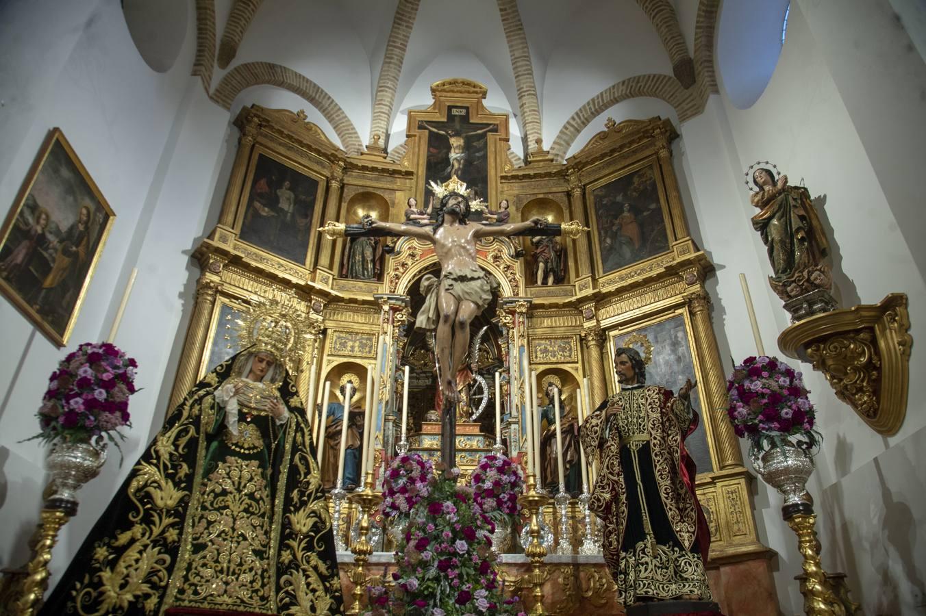 Los titulares de la Exaltación, en el altar mayor de Santa Catalina