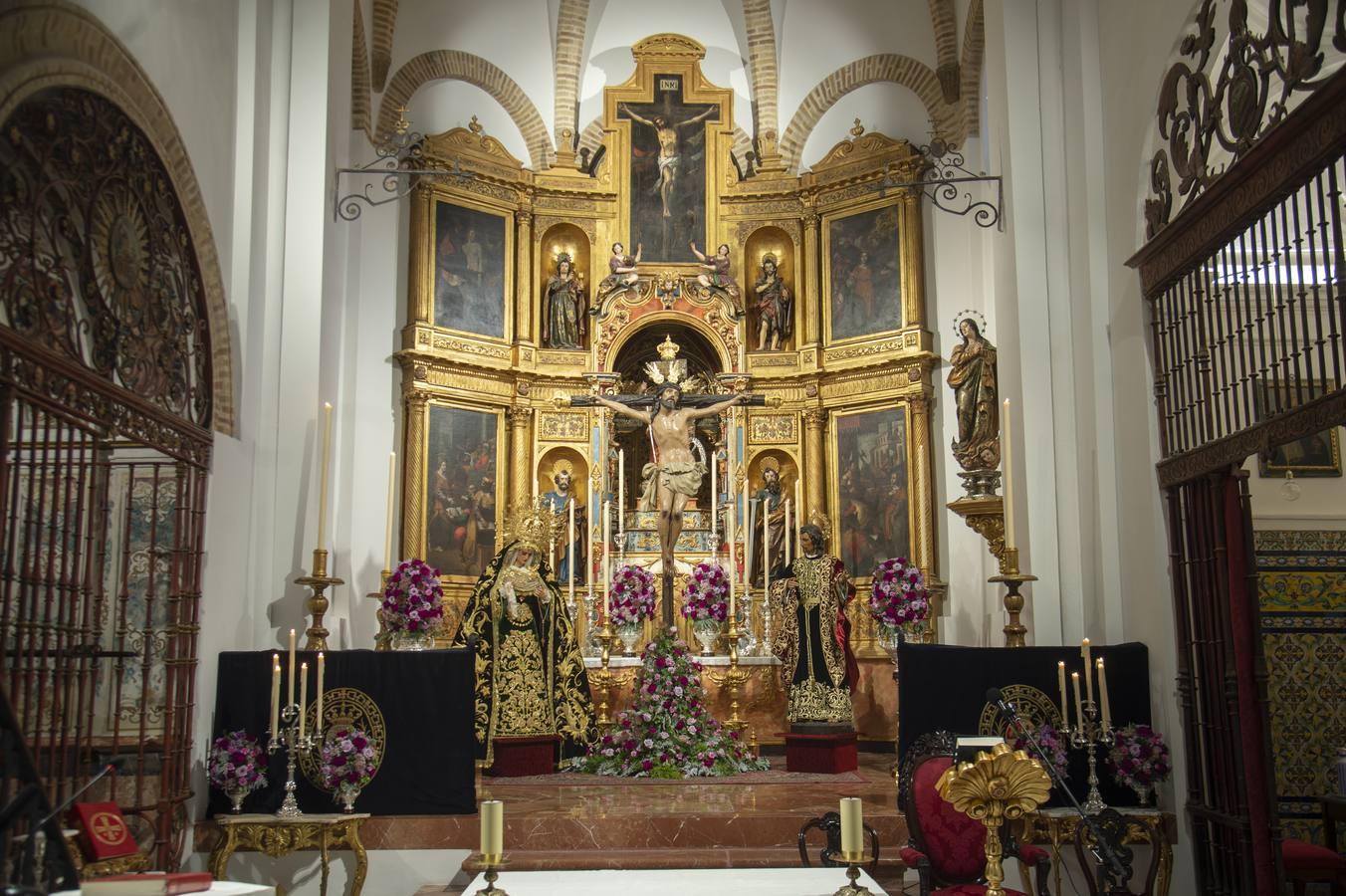 Los titulares de la Exaltación, en el altar mayor de Santa Catalina