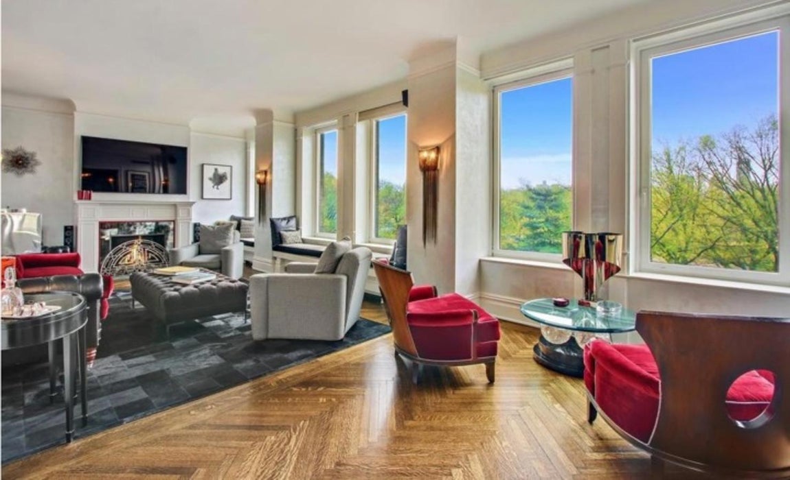 El apartamento en Manhattan de Antonio Banderas. Situado en una de las zonas más lujosas de Nueva York y con vistas a Central Park, este apartamento es una maravilla. El actor se hizo con la vivienda allá por 2005, cuando todavía compartía su vida con Melanie Griffith, por 3,5 millones de euros, pero muy pronto subió en el mercado y decidió ponerlo a la venta por 7,5 millones de euros. Dado que no conseguían comprador, decidieron bajarlo un millón de euros, pero aún así no hay quien se decidida por este lujoso apartamento de cuatro habitaciones, con baño propio en todas ellas.