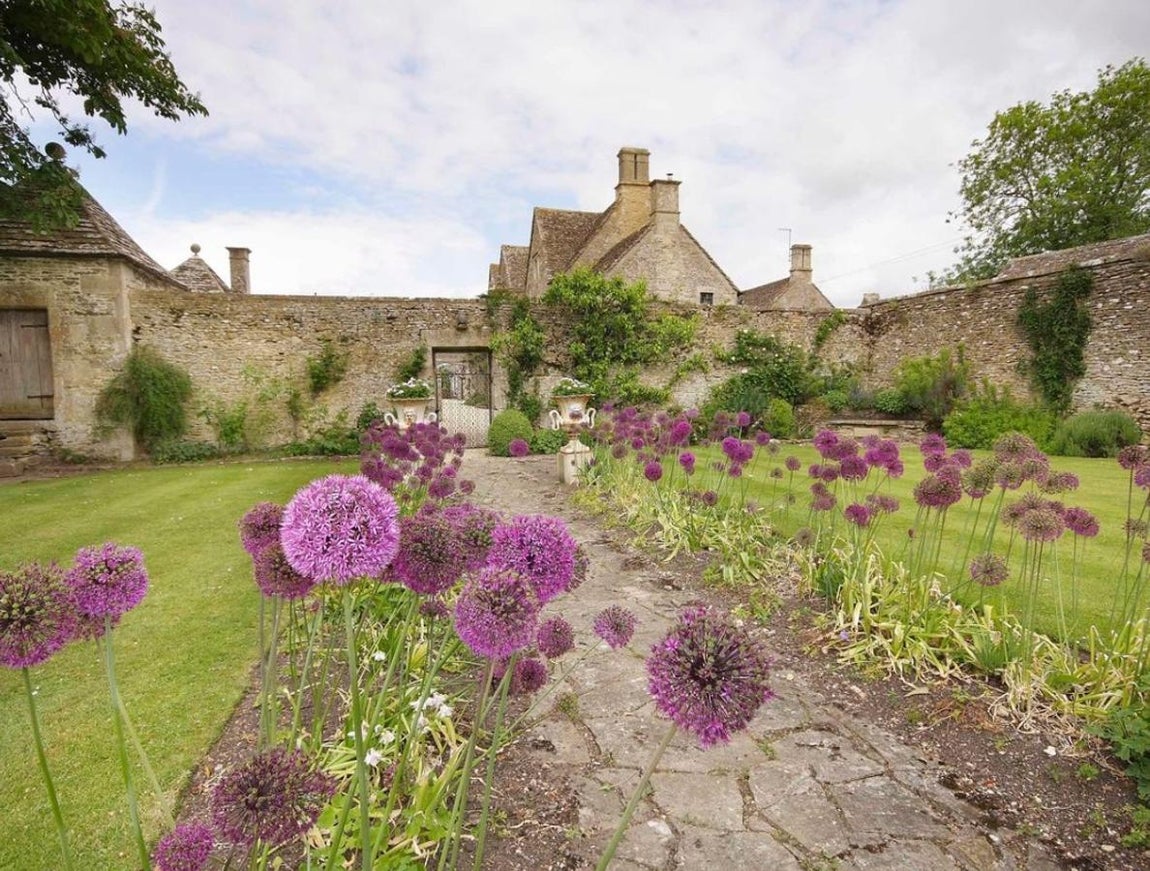 Camila de Cornualles y su casa de Allington. Pese a poder ser un lugar de peregrinación para aquellos que amaban a Lady Di, la residencia de Carlos de Inglaterra y Camilia Parker no ha sido vendida todavía. Está espectacular casa que se vende por 3,75 millones de libras es conocida por ser el lugar en el que el príncipe Carlos cortejó a Diana de Gales. Además, ha sido residencia de Camilla de Cornualles cuando estaba con su primer marido Andrew Parker Bowles y, años más tardes, fueron los padres de Kate Middleton los que casi se hacen con ella. Pero, es la historia de los fantasmas que allí habitan y que cuenta la duquesa de Cornualles, lo que echa para atrás a los compradores.