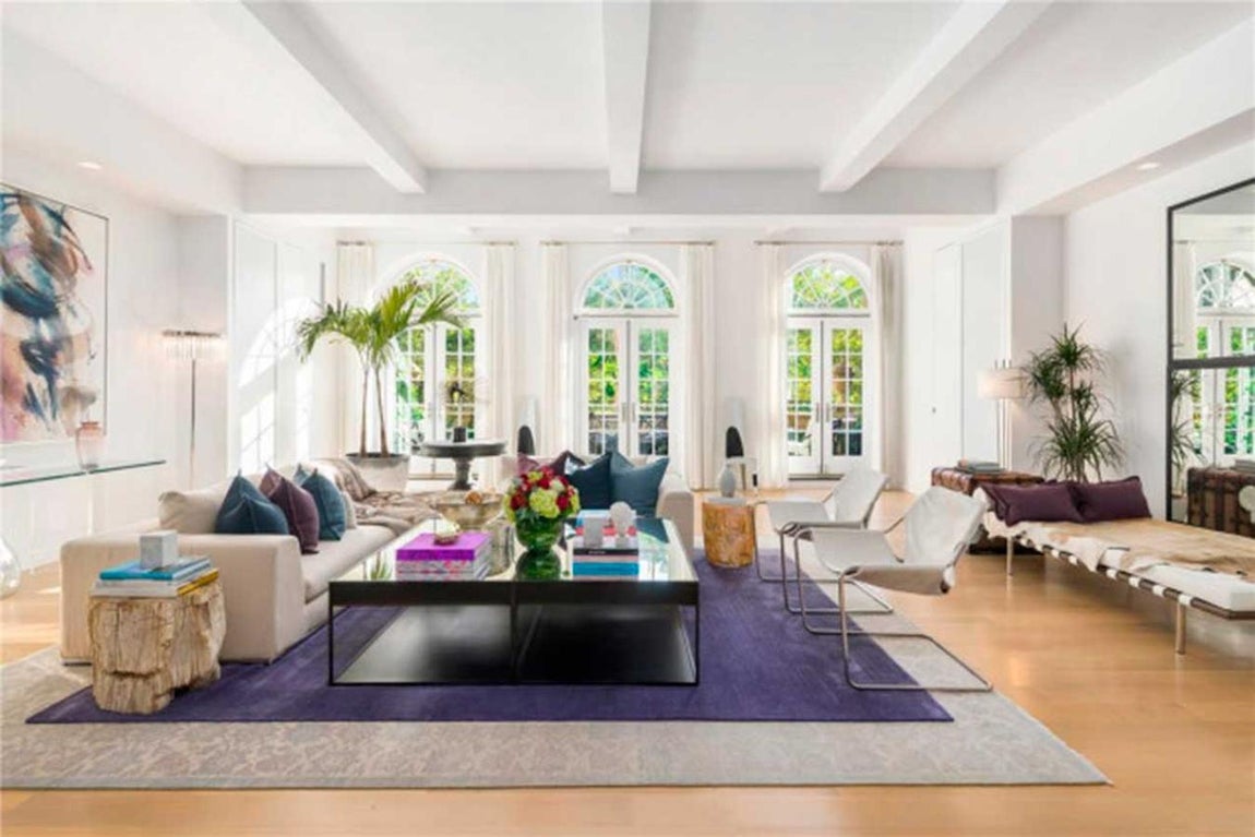 El ático dúplex de Nueva York de Jennifer Lopez. Esta casa de más de 600 metros cuadrados, más otros 280 de terraza, está a la venta por 24,9 millones de dólares, dos millones menos de lo que la artista pedía por ella en 2017, año en la que la lanzó, por primera vez, al mercado. Situado muy cerca del Madison Square Park, este apartamento dispone de cuatro dormitorios y cuatro terrazas, una de ellas con zona chill out, con sofás de acabado natural, mesas de café y otros detalles que convierten a este ático dúplex en un caramelito, del cual la artista no ha podido deshacerse todavía.