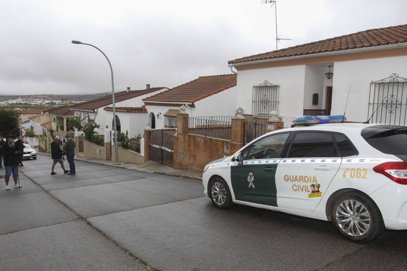 La vivienda del detenido, precintada a la espera de que conduzcan al detenido para la reconstrucción. 