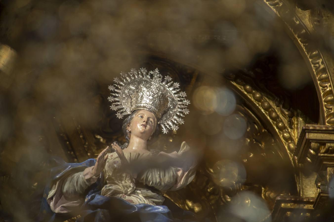 El «besamanos» de la Virgen del Dulce Nombre