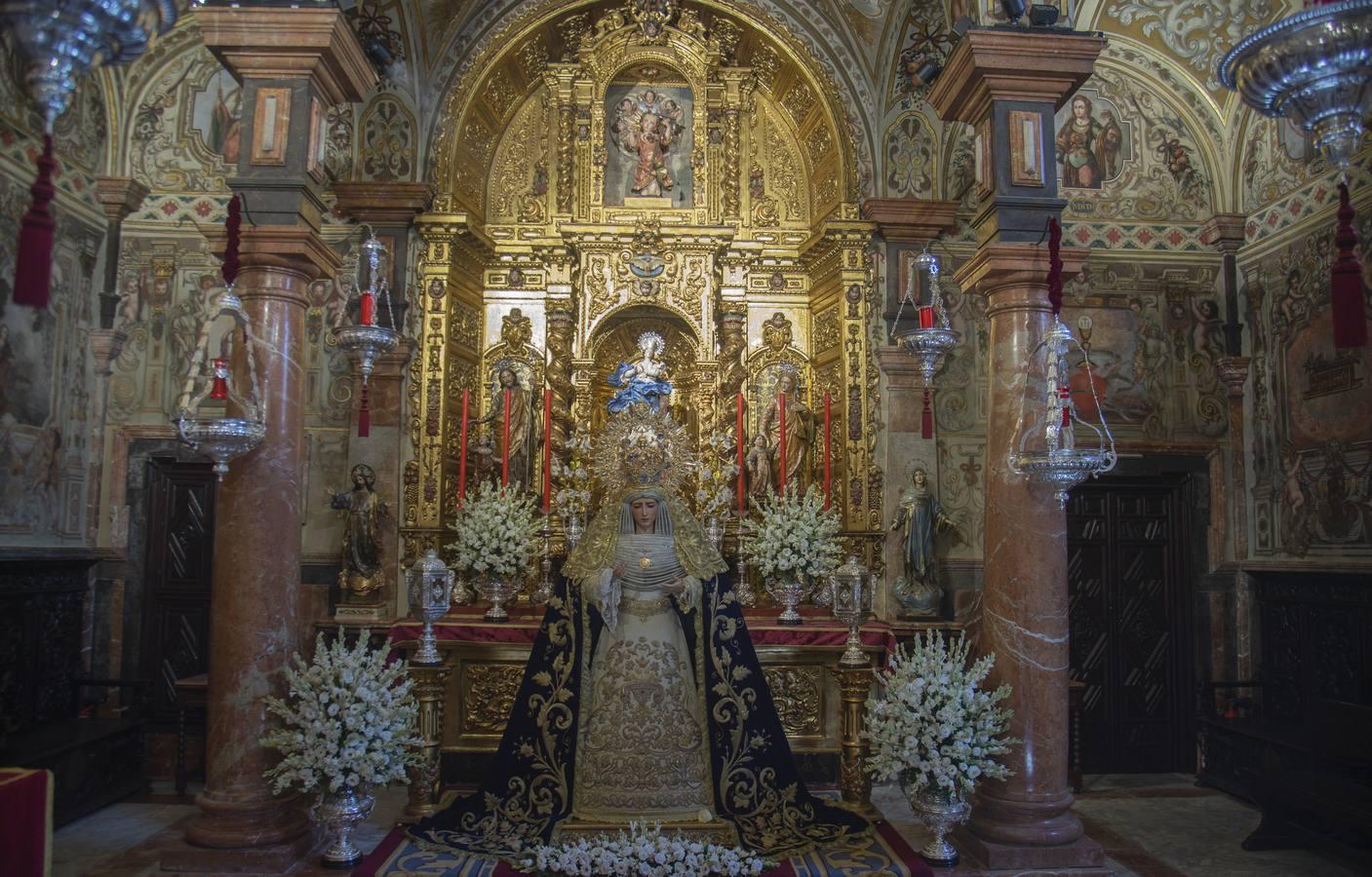 El «besamanos» de la Virgen del Dulce Nombre