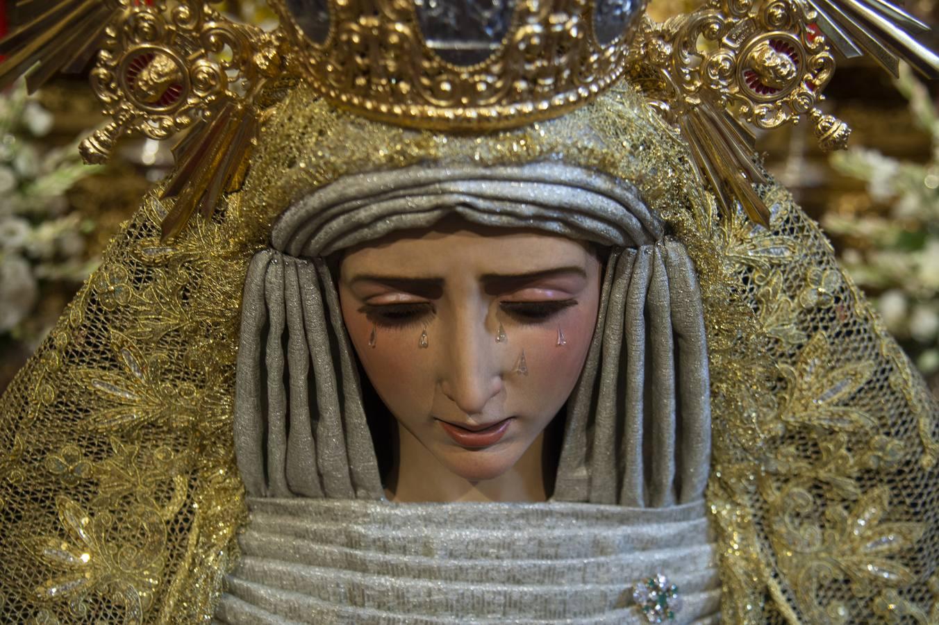 El «besamanos» de la Virgen del Dulce Nombre