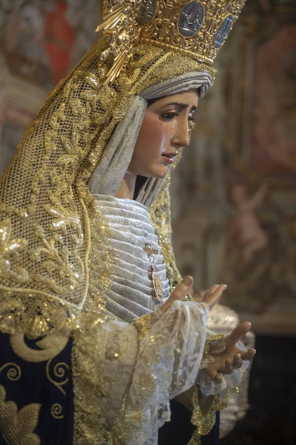 El «besamanos» de la Virgen del Dulce Nombre