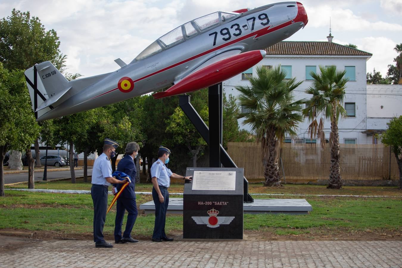 Inauguración de un monumento de un avión Saeta en el acuartelamiento de Tablada