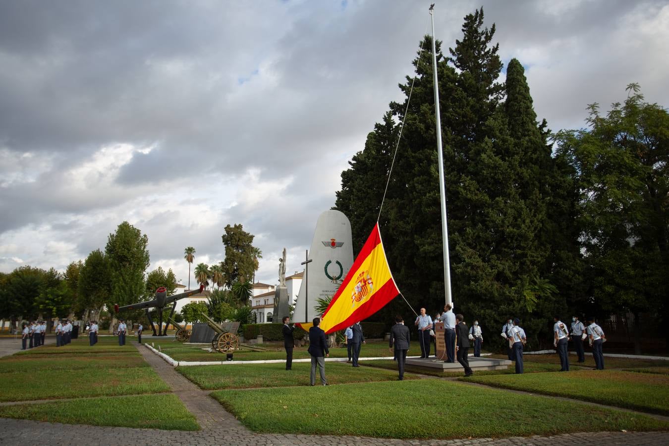 Inauguración de un monumento de un avión Saeta en el acuartelamiento de Tablada