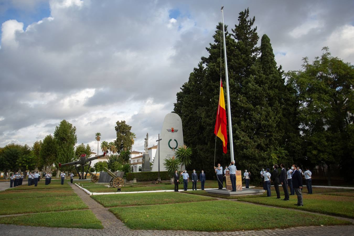 Inauguración de un monumento de un avión Saeta en el acuartelamiento de Tablada