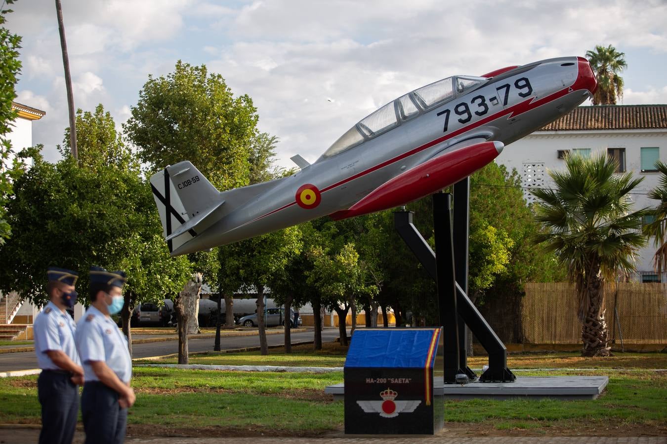 Inauguración de un monumento de un avión Saeta en el acuartelamiento de Tablada