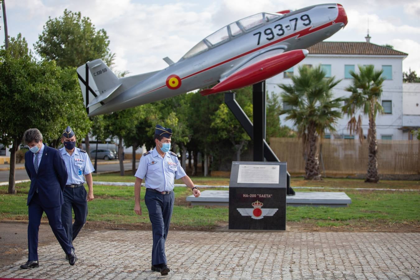 Inauguración de un monumento de un avión Saeta en el acuartelamiento de Tablada