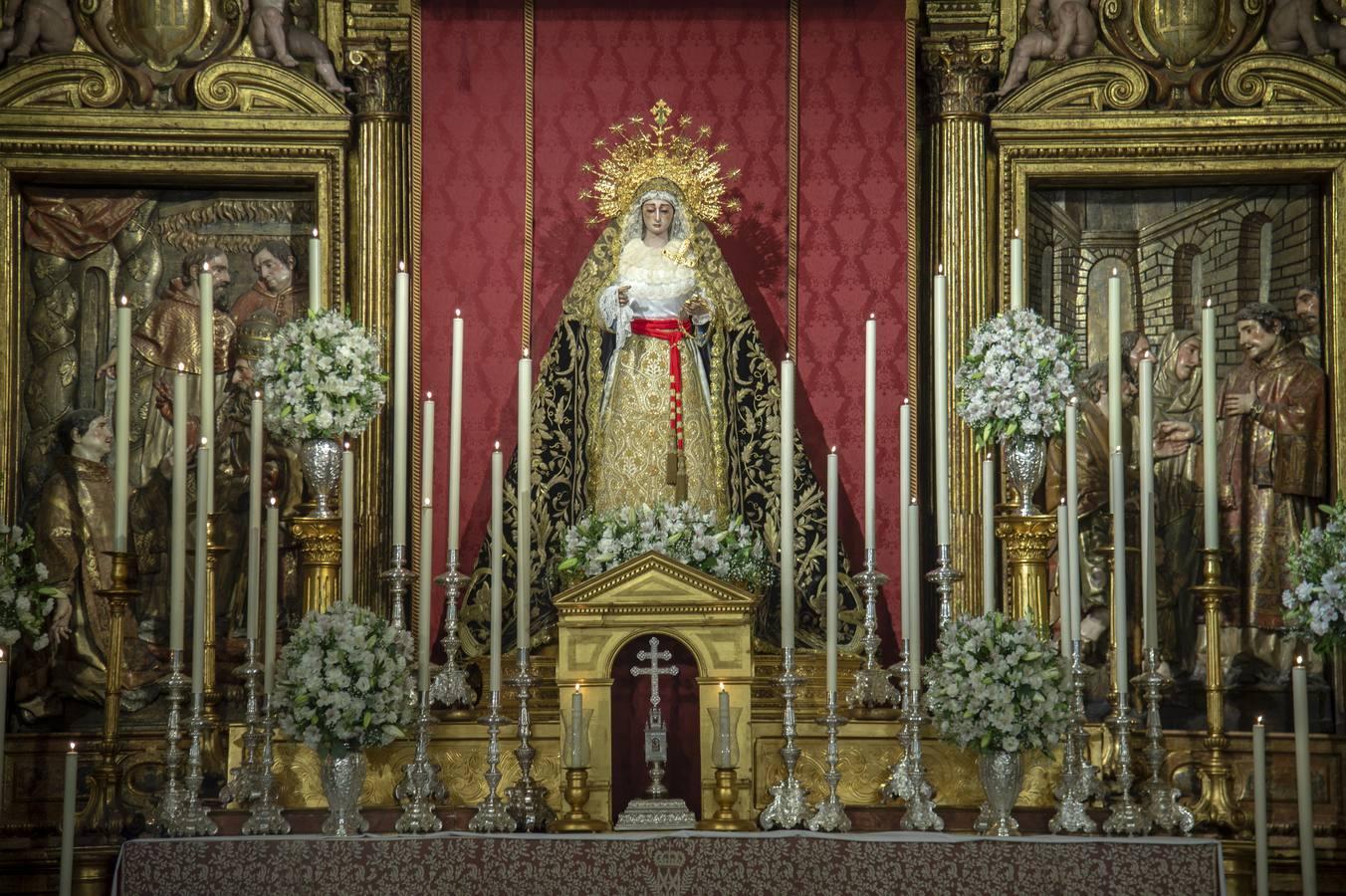 La Soledad de San Lorenzo en el altar mayor de la parroquia