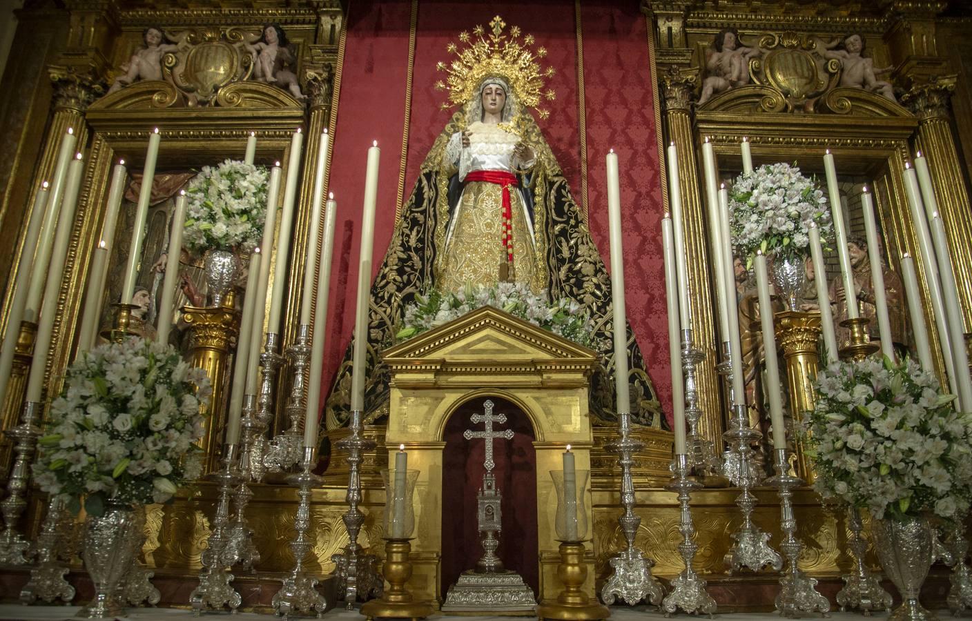 La Soledad de San Lorenzo en el altar mayor de la parroquia