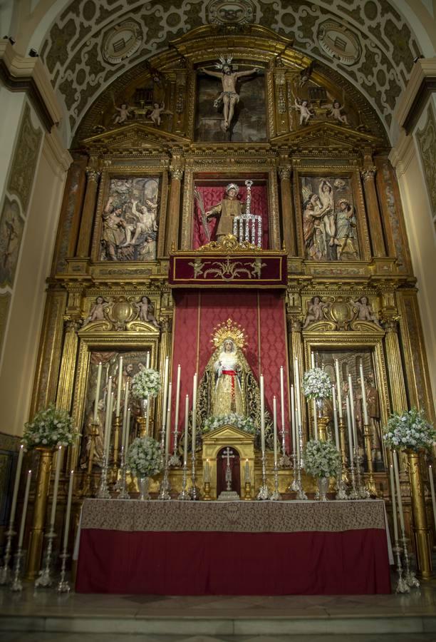 La Soledad de San Lorenzo en el altar mayor de la parroquia