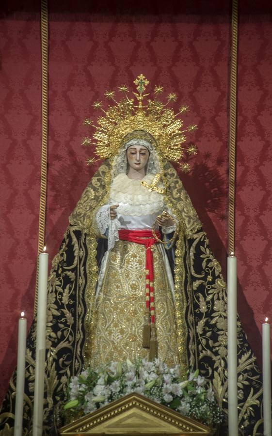 La Soledad de San Lorenzo en el altar mayor de la parroquia