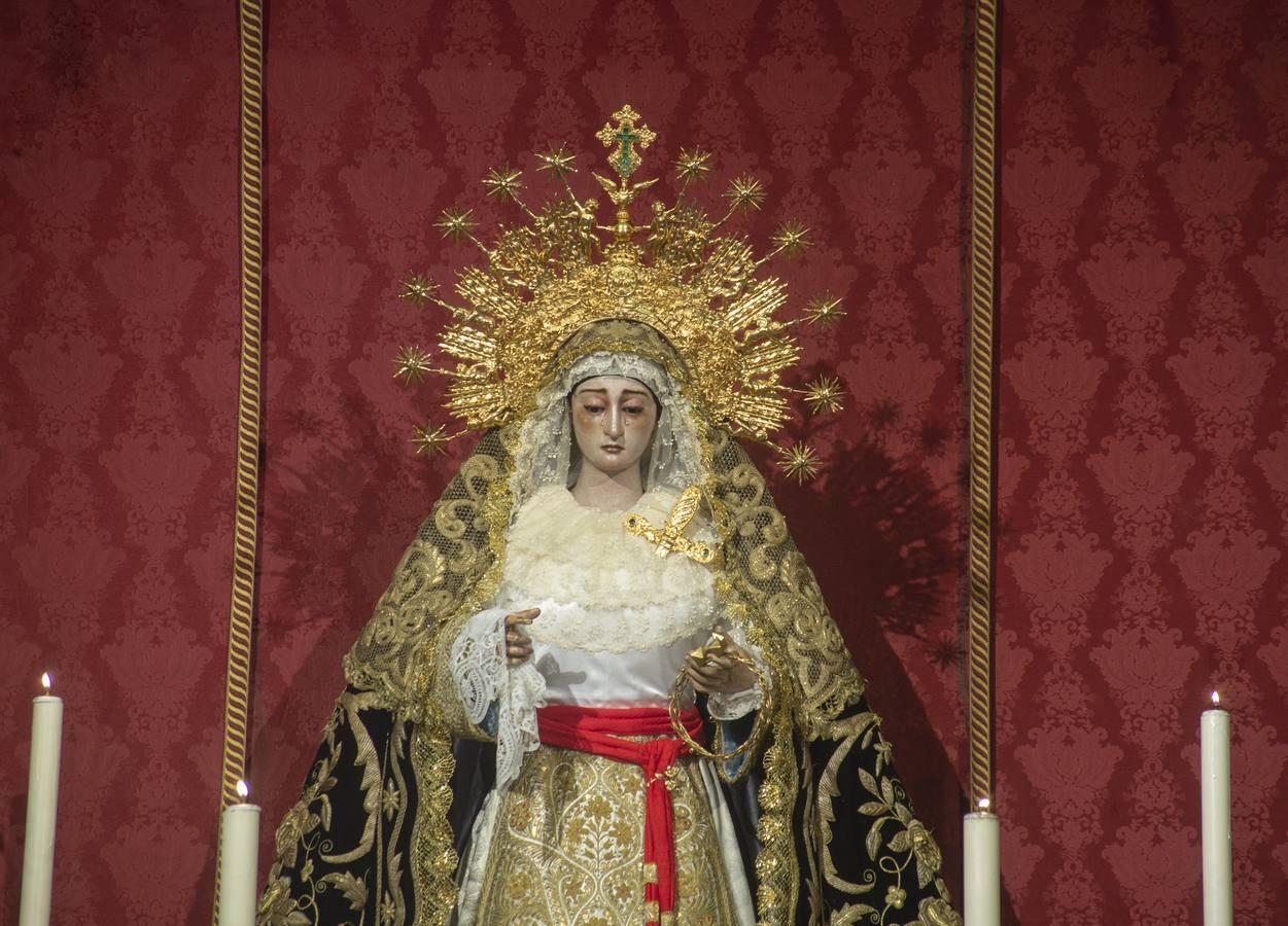 La Soledad de San Lorenzo en el altar mayor de la parroquia