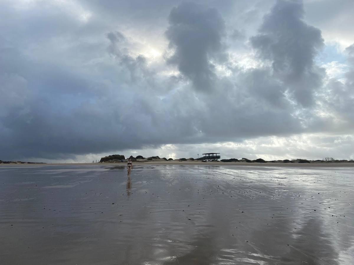 La lluvia deja las playas vacías en pleno mes de septiembre