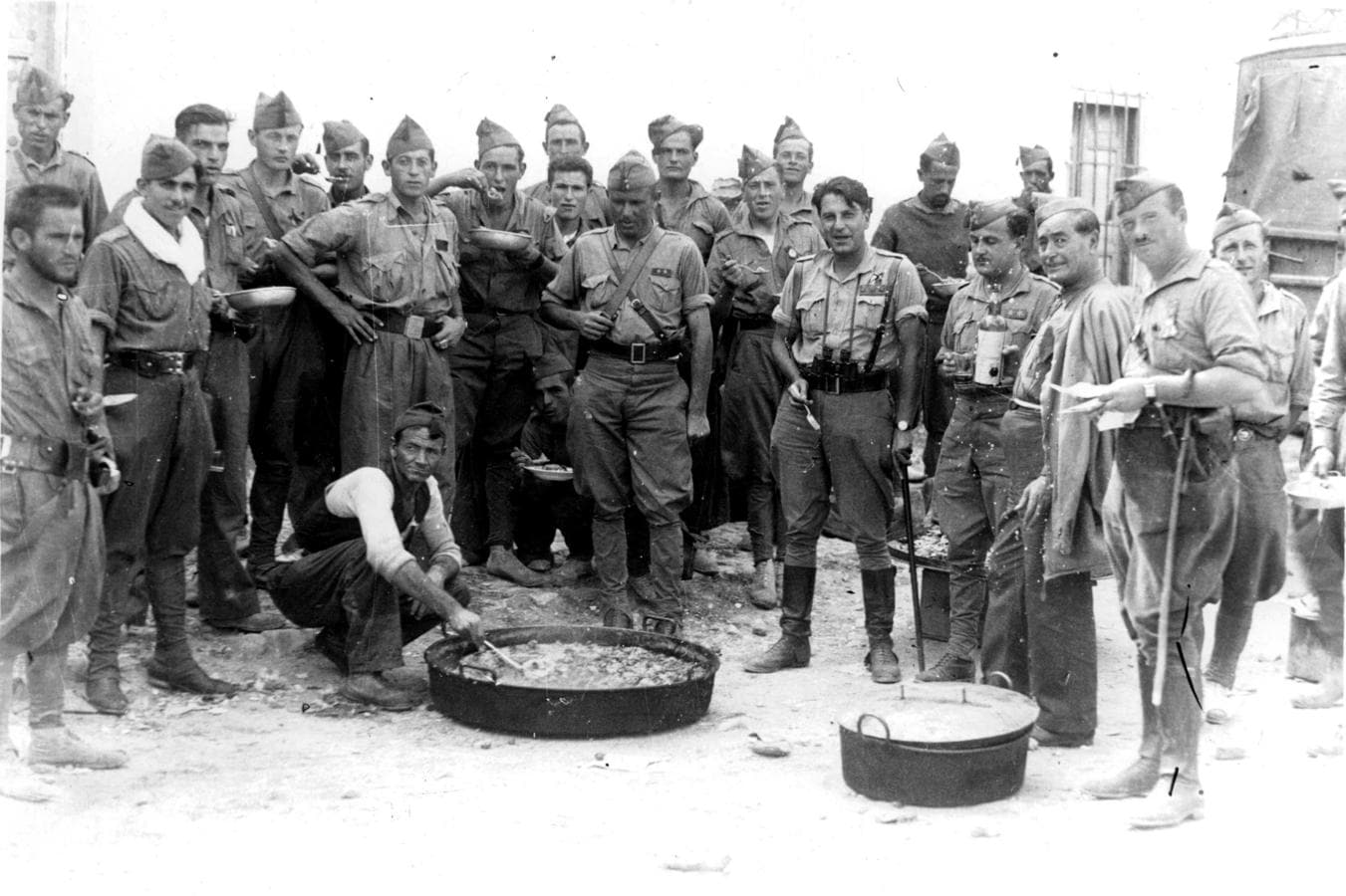 Camaradería y honor. Oficiales de la Legión probando el rancho de la tropa en 1936