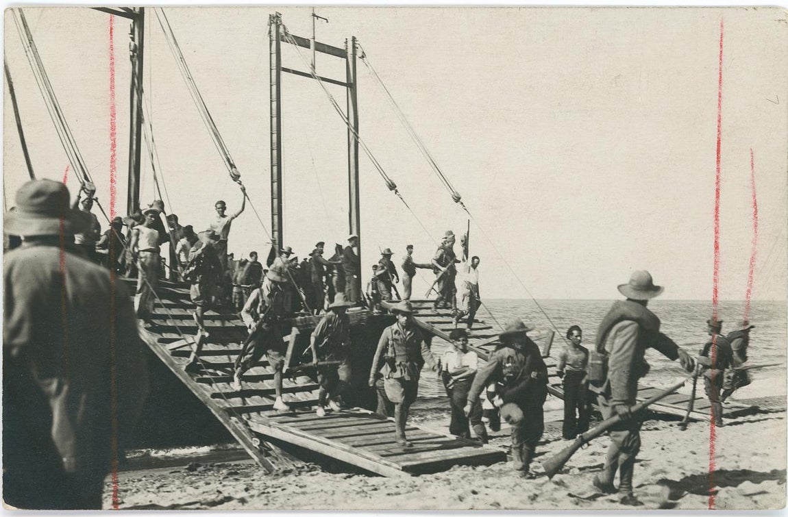 Siempre dispuestos. lLs legionarios desembarcan rapidamente y siguiendo a sus oficiales corren playa adelante y forman las guerrillas de muerte, en Alhucemas en 1925