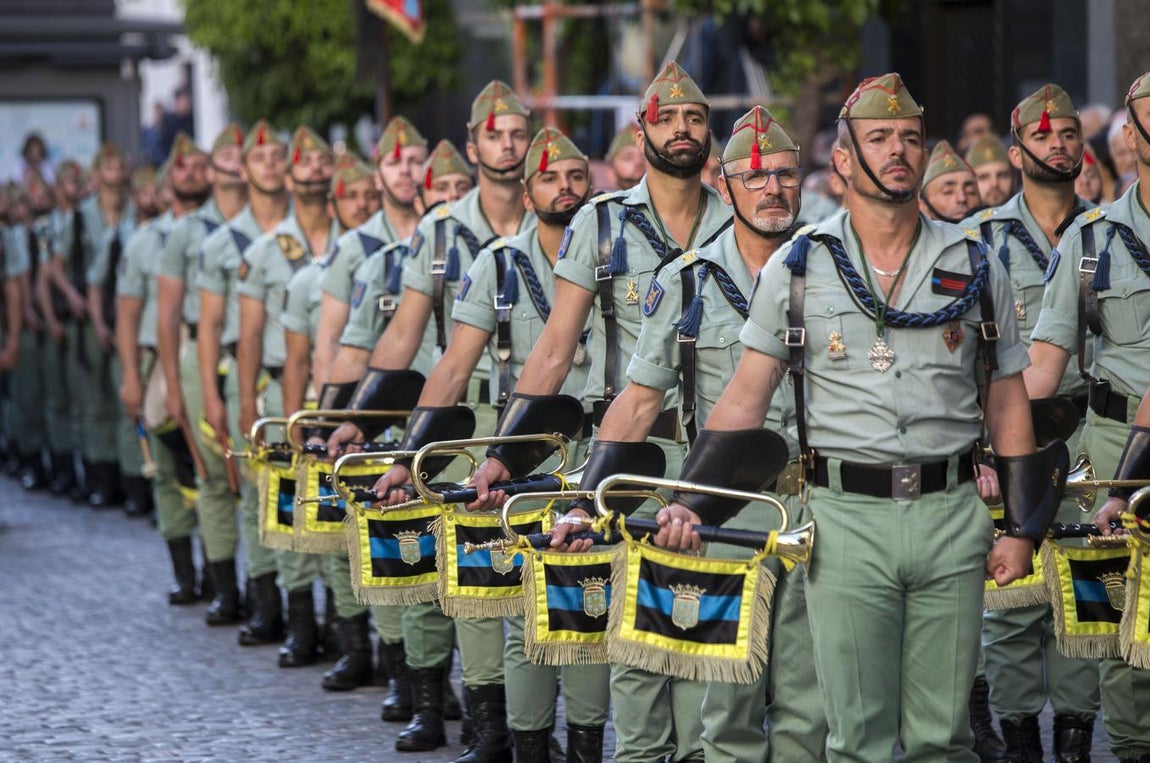 Un cuerpo reconocido. La Legion Española acompaña al Cristo de la Vera Cruz en su procesionar por las calles de Huelva