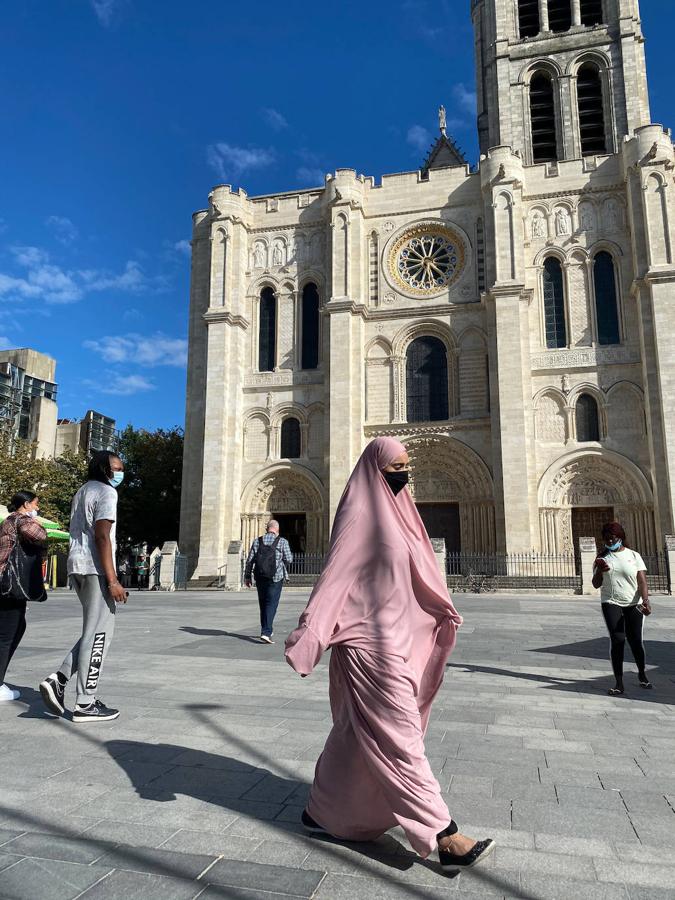 Saint-Denis... corazón histórico de la política francesa: allí están enterrados todos los reyes de Francia, en una basílica que es tan importante como Notre Dame, un monumento gótico... hoy convertida en una de las ciudades más violentas de Francia, con un multiculturalismo de padre y muy señor mío.... 