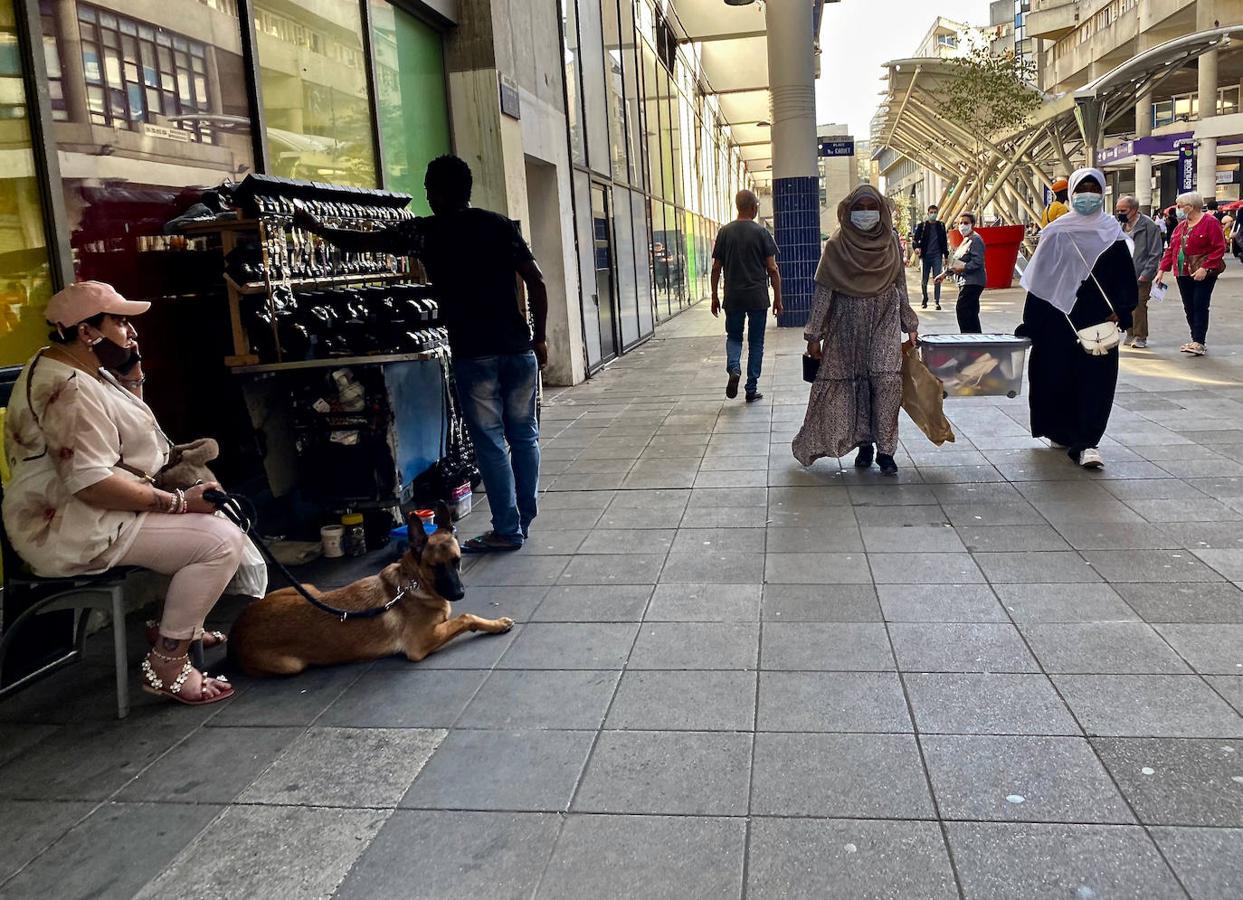 Saint-Denis... corazón histórico de la política francesa: allí están enterrados todos los reyes de Francia, en una basílica que es tan importante como Notre Dame, un monumento gótico... hoy convertida en una de las ciudades más violentas de Francia, con un multiculturalismo de padre y muy señor mío.... 