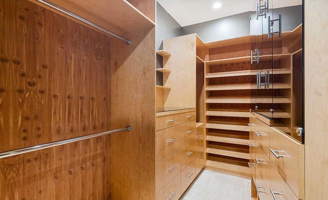 La mansión en venta de Elsa Pataky y Chris Hemsworth. Los vestidores son bastante espacios, con multitud de armarios y espacio de almacenaje para poder guardar sin problema tanto prendas como accesorios.