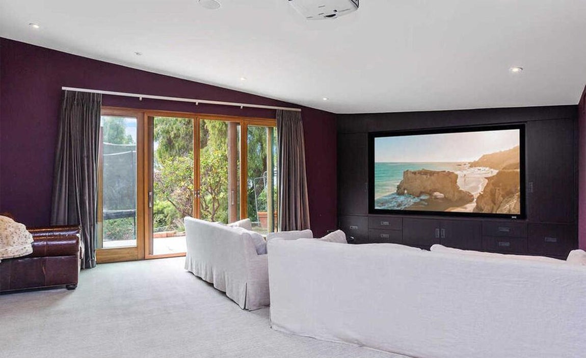 La mansión en venta de Elsa Pataky y Chris Hemsworth. Como nota de contraste al resto de las estancias encontramos uno de los salones, en tonos ocre. Tampoco faltan una biblioteca, sala de cine y gimnasio.