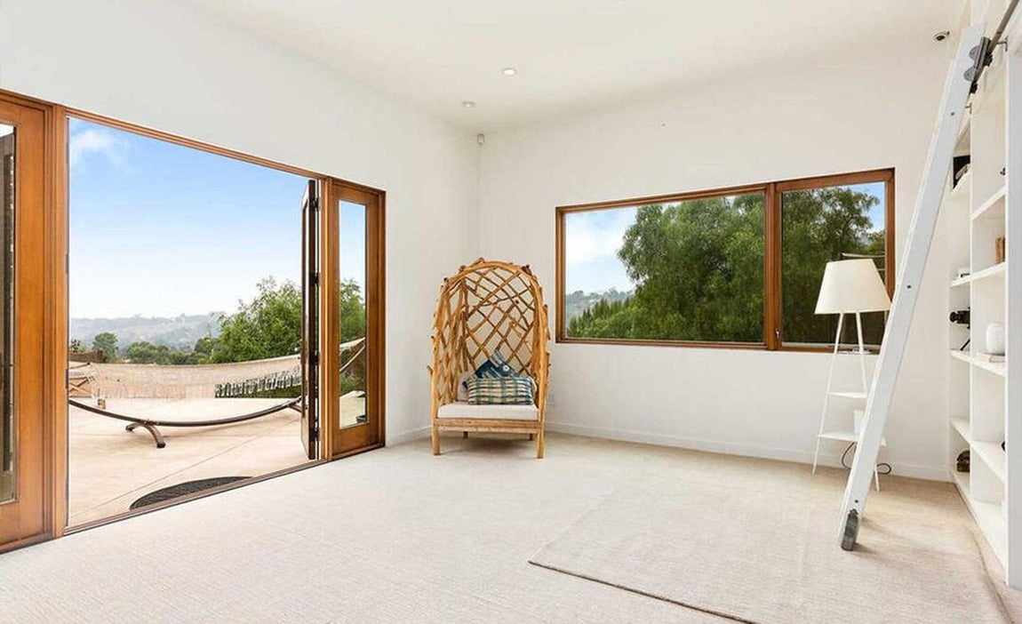 La mansión en venta de Elsa Pataky y Chris Hemsworth. La paleta cromática se basa en los tonos neutros donde predomina el blanco roto y algunas pinceladas de beige. Para romper con la monotonía los remates se presentan en cálidas maderas en revestimientos y mobiliario.