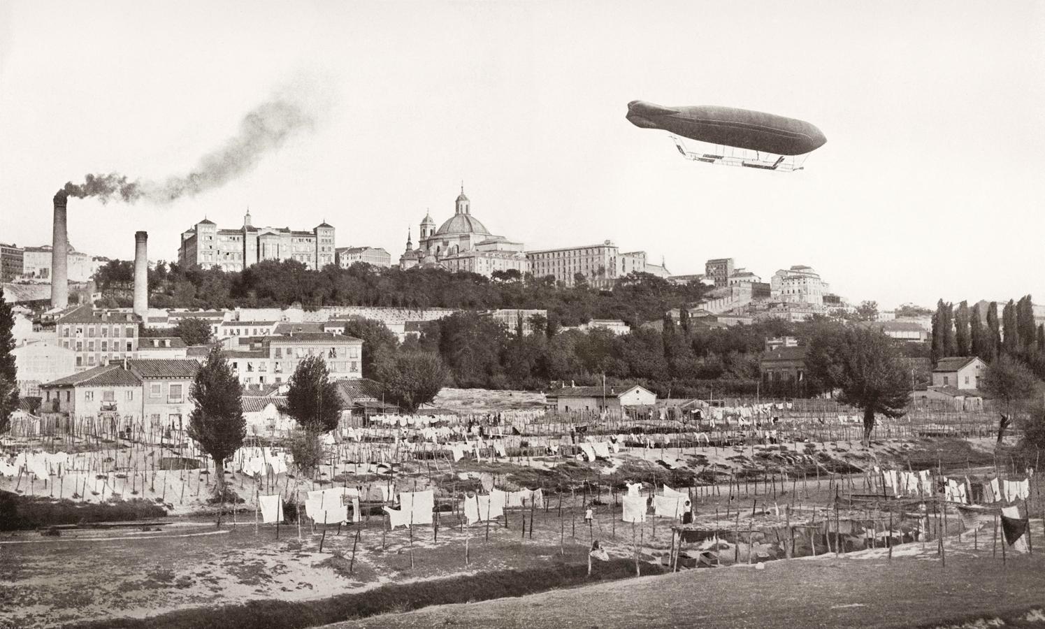 La exposición de la Real Academia de Bellas Artes de San Fernando muestra fotografías del Madrid que encontró en Galdós en 1862 y la evolución de la ciudad, desde las postrimerías isabelinas, el reinado de Amadeo de Saboya, la Primera República, la Restauración y la Regencia. En la imagen, los lavaderos de ropa en el río Manzanares vistos por Vilaseca.. 