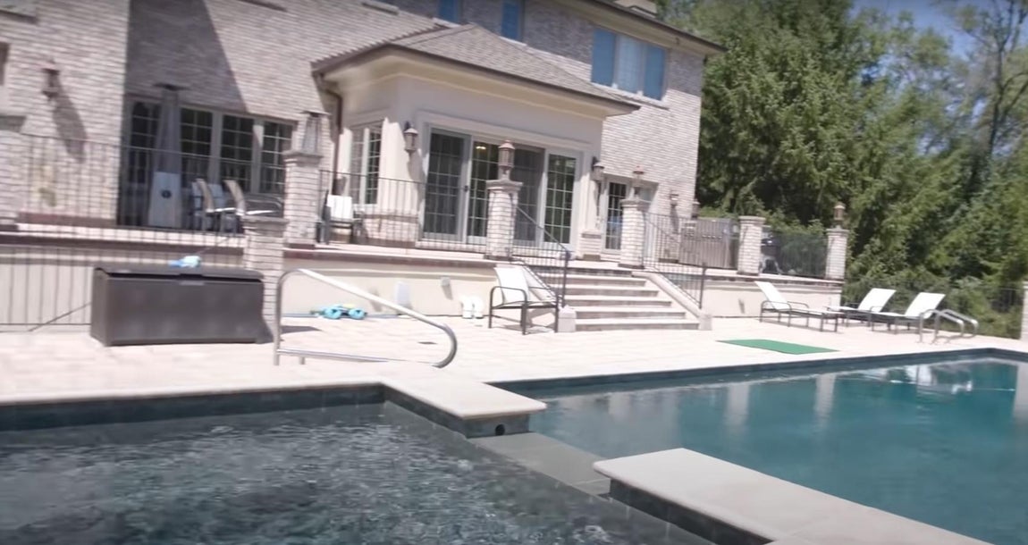 La mansión de Scottie Pippen en Chicago. En el patio interior una piscina infinita que comunica con un pequeño jacuzzi se hace con el protagonismo.