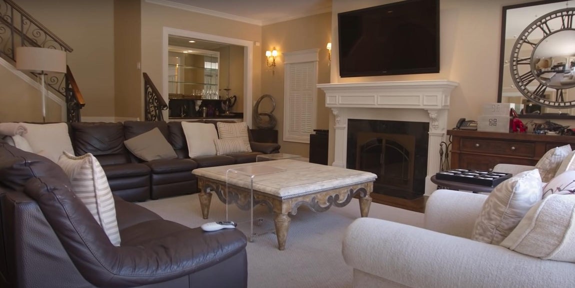 La mansión de Scottie Pippen en Chicago. La comodidad y el confort son su mantra, de ahí que en cada rincón libre haya creado pequeños salones en los que no falta detalle. Comentar también que en una de las salas de estar se encuentra un mueble con sus trofeos más preciados donde se incluyen 6 réplicas de las copas Larry O’Brien, el premio en el All-Star Game del 94 y demás estatuillas honoríficas..