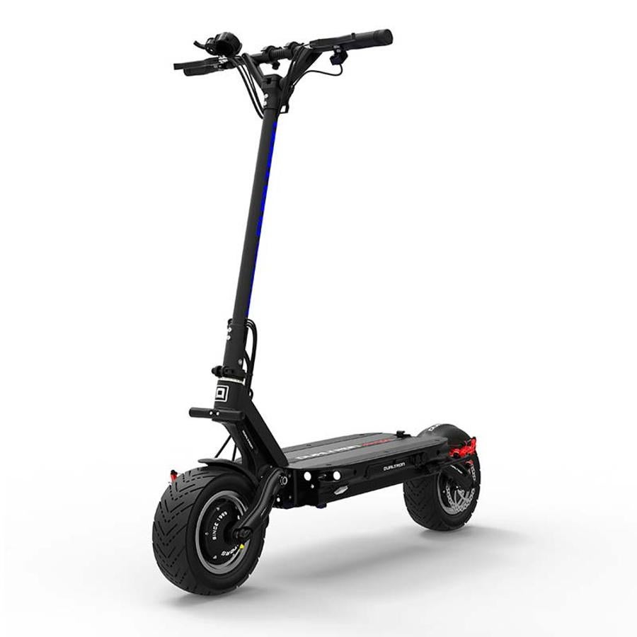 Patinete eléctrico Dualtron Thunder. El modelo Thunder de Dualtron es un patinete eléctrico de lo más potente equipado con un nuevo sistema de suspensión en caucho y un sistema de frenado eficiente. Ofrece una autonomía de 120 km y gracias a su motor dual de 5600W y su batería LG de 60V 34,8Ah conseguirás alcanzar una velocidad máxima de 85 km/h. Incluye, además, luz trasera y piloto doble de LED, luz de freno y un panel de instrumentos LCD multifunción inteligente. Su precio es de 3.390 euros.