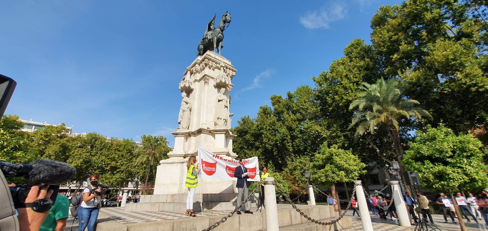 La protesta de los hosteleros de Sevilla, en imágenes