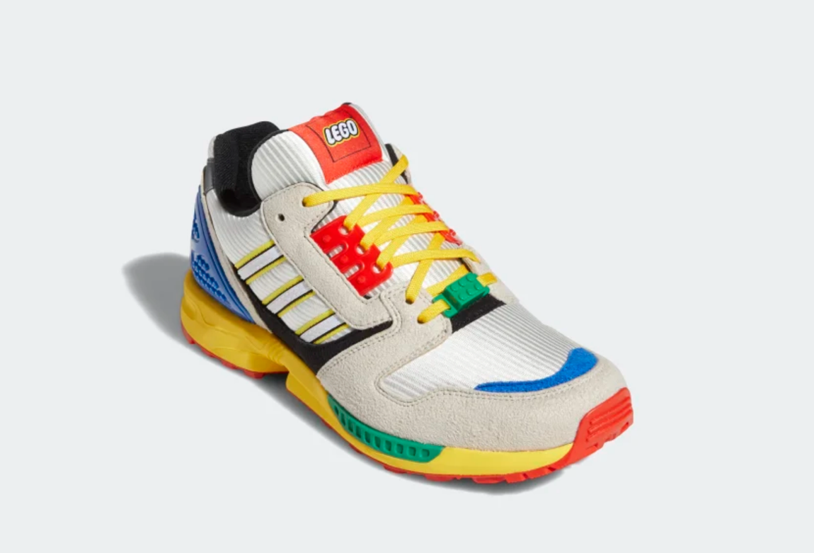 Lego x Adidas ZX 8000. No serán las zapatillas más caras, pero sí las más originales. La firma deportiva Adidas ha colaborado con la icónica empresa de juguetes Lego para crear este colorido modelo con detalles de ladrillos que recuerdan a los bloques de construcción de la compañía. No cabe duda de que seguro se agotará a los pocos minutos de salir y alcanzará precios estratosféricos en la reventa. Su fecha de lanzamiento está prevista para el 25 de septiembre y su precio es de 129,95 euros.