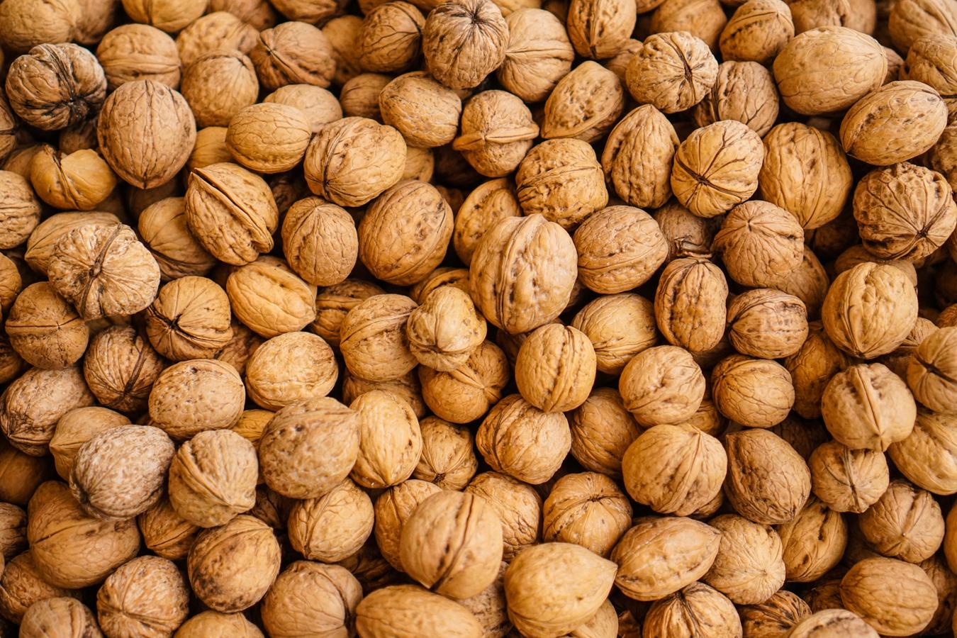 Nueces. Las nueces tienen multitud de beneficios: gracias a su efecto saciente son perfectas para promover el control de peso, tal como explican desde «Nueces de California», y además ayudan a la salud cardiovascular. Pero, a parte, gracias a su alto contenido en omega-3, actúan como un alimento antiinflamatorio, pues este ácido graso saludable cuenta con esta propiedad.