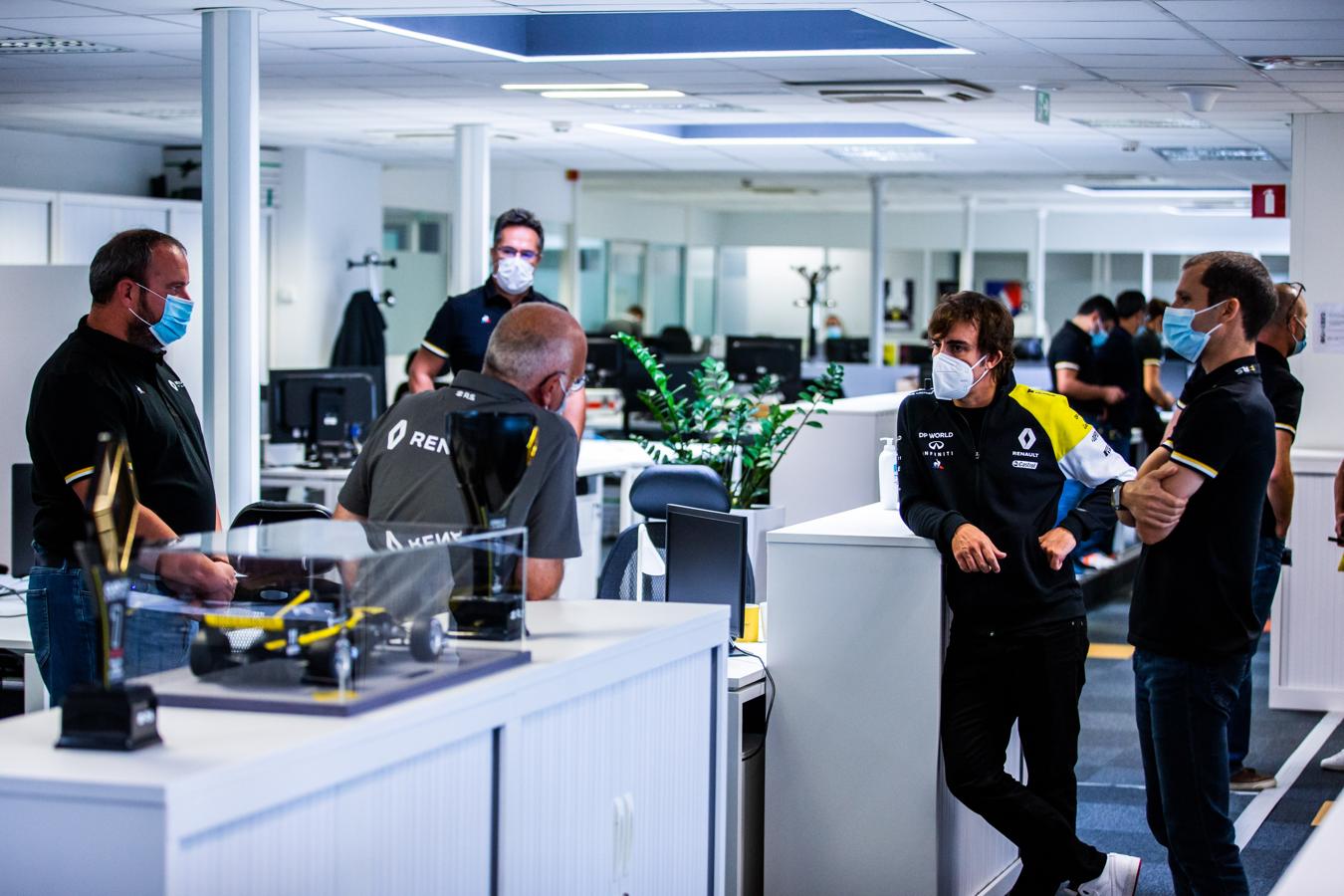 El «primer día de colegio» de Alonso en Renault