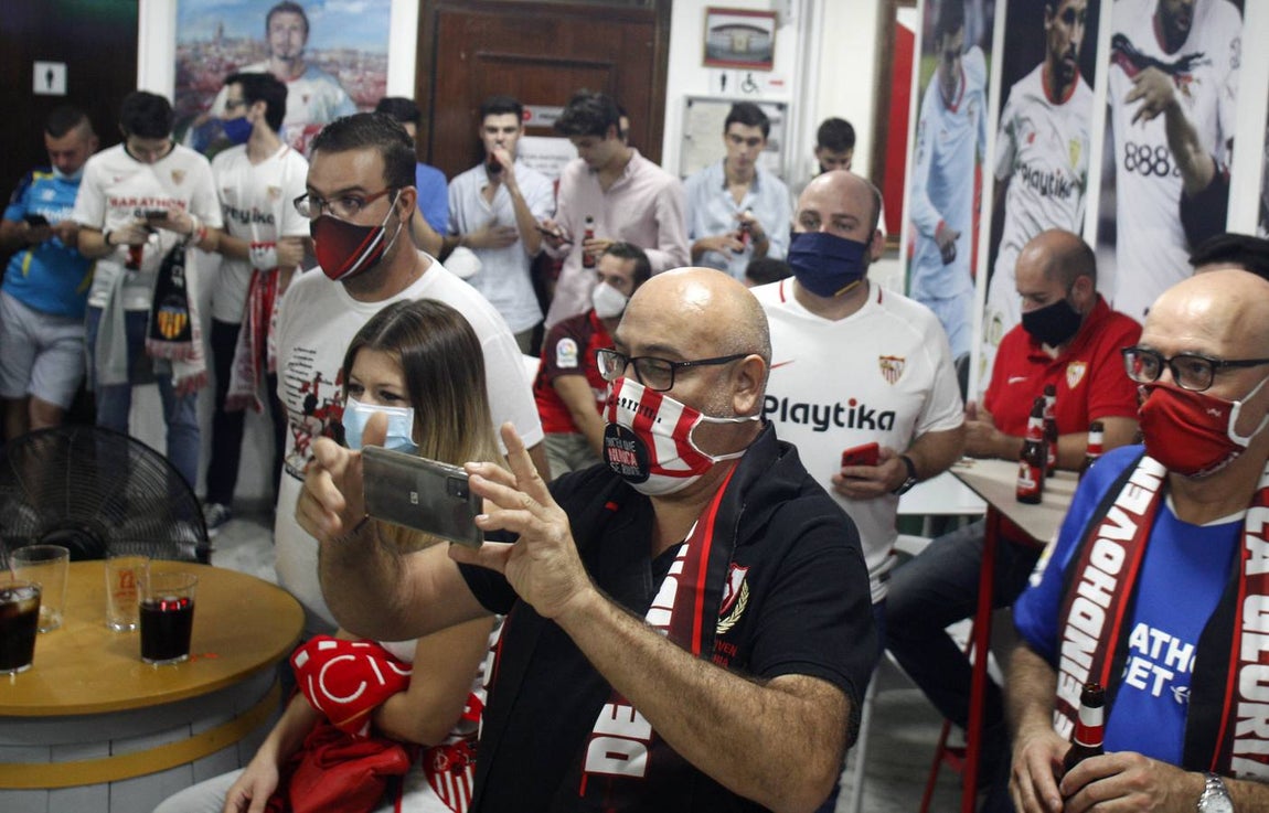 Así viven los aficionados sevillistas la final de la Supercopa de Europa