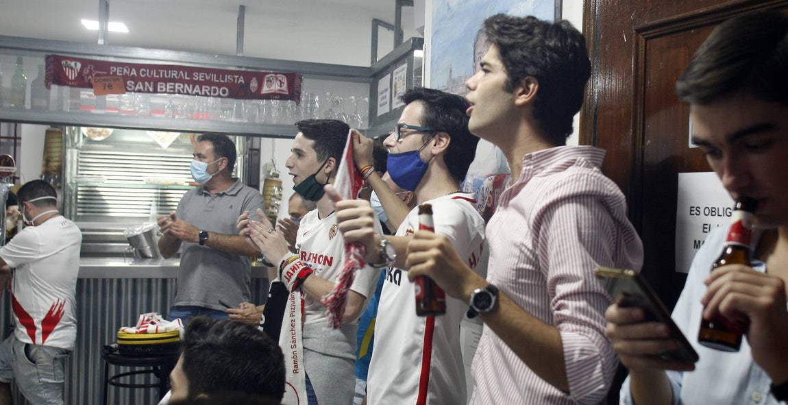 Así viven los aficionados sevillistas la final de la Supercopa de Europa