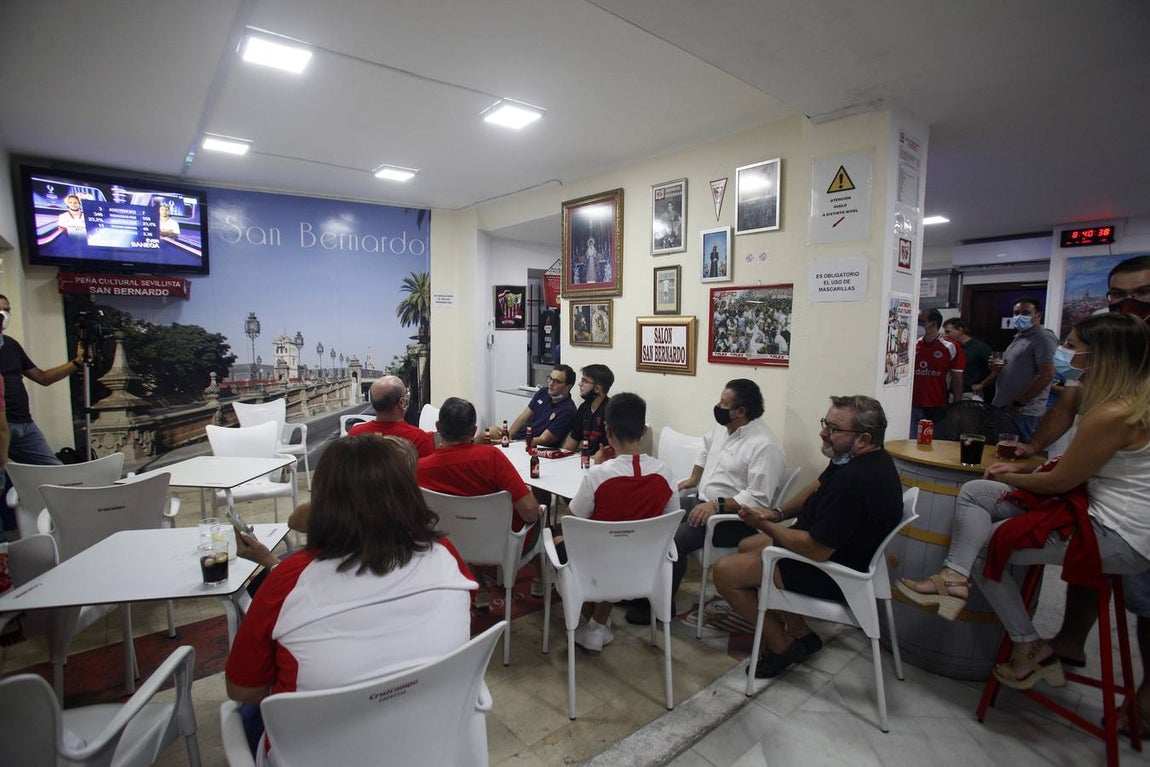 Así viven los aficionados sevillistas la final de la Supercopa de Europa