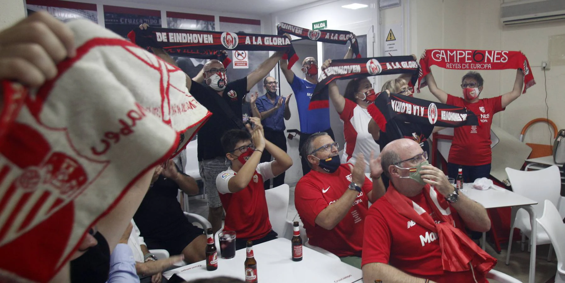 Así viven los aficionados sevillistas la final de la Supercopa de Europa