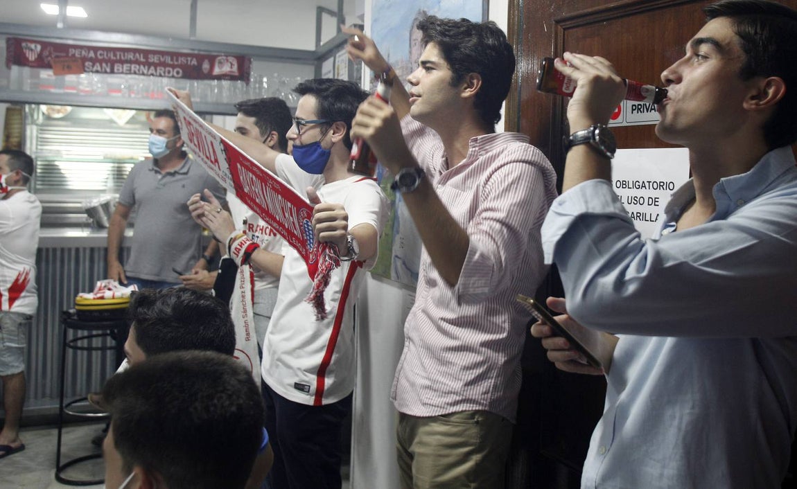 Así viven los aficionados sevillistas la final de la Supercopa de Europa