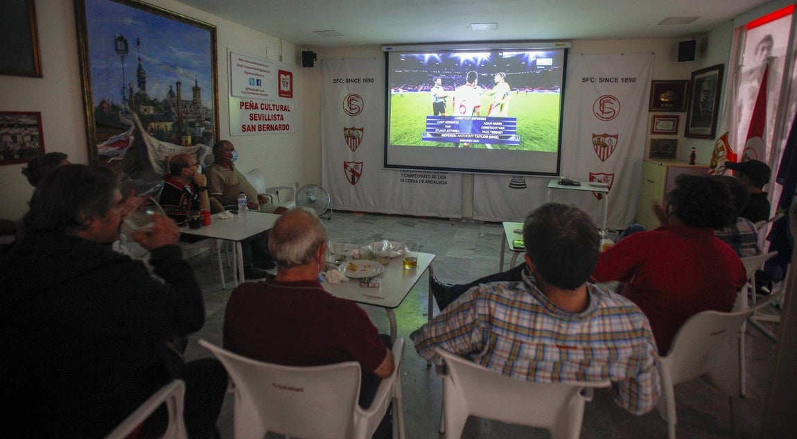 Así viven los aficionados sevillistas la final de la Supercopa de Europa