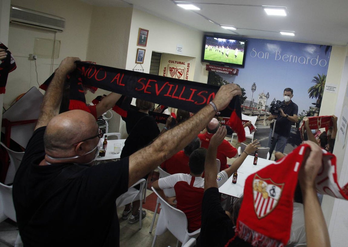 Así viven los aficionados sevillistas la final de la Supercopa de Europa