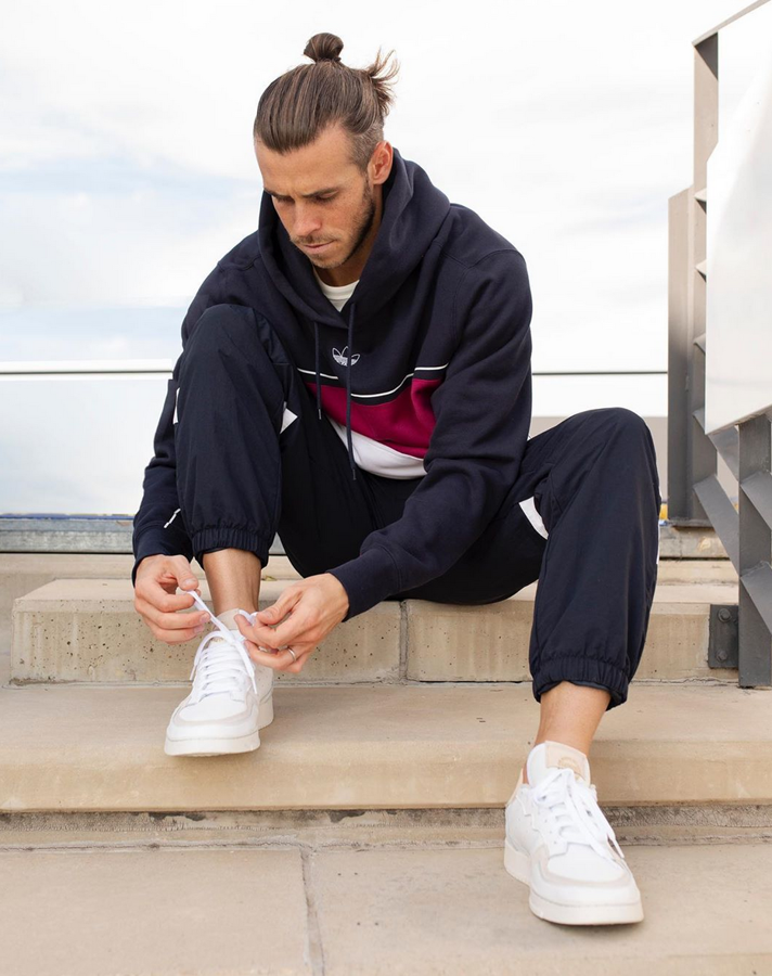 Gareth Bale, Tottenham Hotspur F.C.. Además de ser un gran aficionado al golf, el ex jugador del Real Madrid es también un amante del motor. En su colección encontramos todo tipo de vehículos, incluido algún que otro coche eléctrico como el Audi e-Tron.