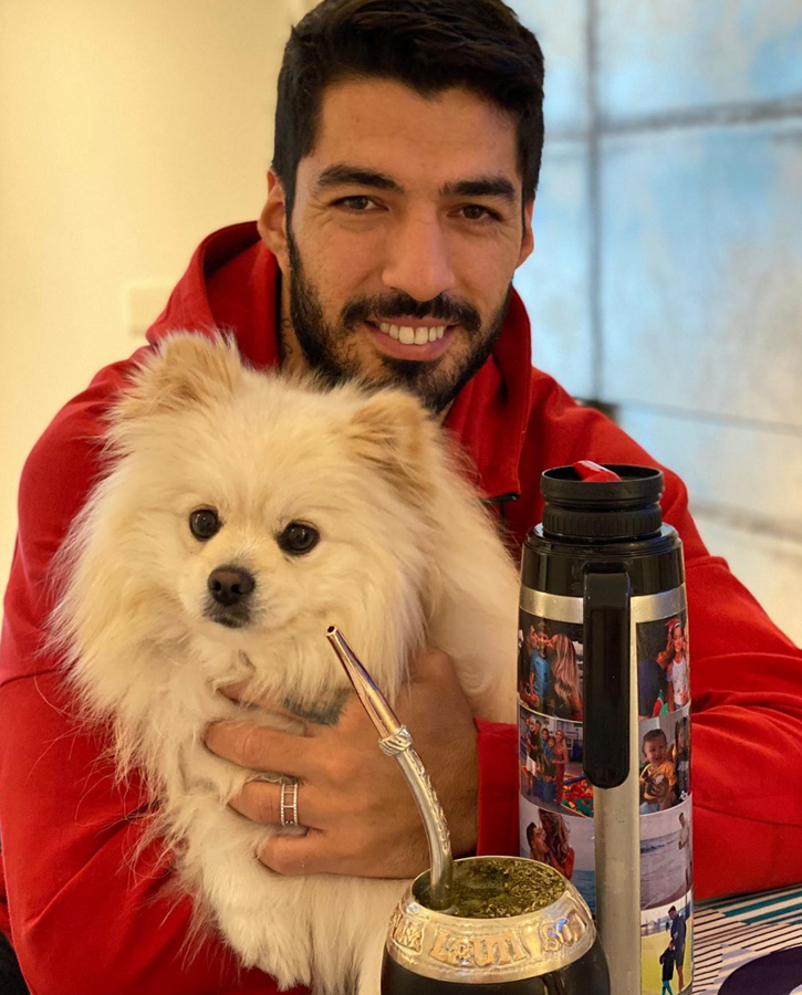 Luis Suárez, Atlético de Madrid. El ya ex jugador del FC Barcelona y nuevo fichaje del Atlético de Madrid ha pasado de cuidar coches en las calles de Uruguay para ganar algunas monedas –confesión que ha hecho en numerosas ocasiones– a poseer alguno de los modelos más lujosos del mercado. Ser uno de los jugadores mejor pagados de la liga española le ha permitido crear una pequeña, pero exquisita colección de vehículos.