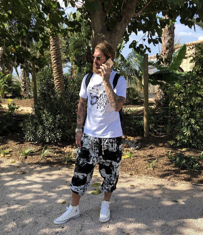 Sergio Ramos, Real Madrid. El capitán del equipo blanco es un gran aficionado al motor y en su garaje se puede ver una gran variedad de vehículos. Desde coches clásicos, pasando por grandes joyas deportivas, hasta modelos no tan lujosos, pero sí muy prácticos. Debido a que Audi es patrocinador del Real Madrid, lo que más se puede ver en su larga colección son modelos de la compañía alemana, pero no son los únicos. Varios Porsches, Mercedes y algún Range Rover completan su colección.