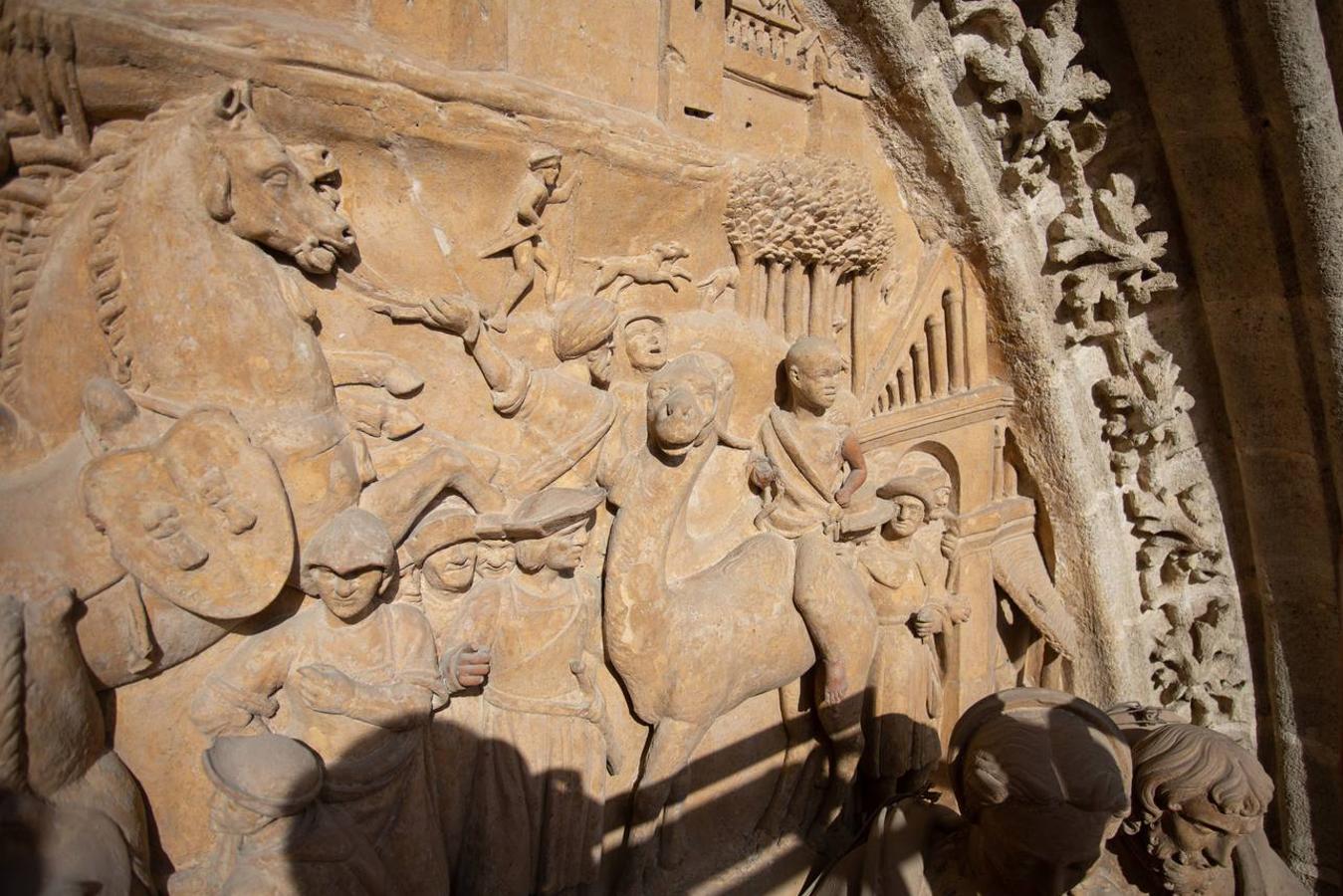 Así se cuidan las puertas de la Catedral de Sevilla