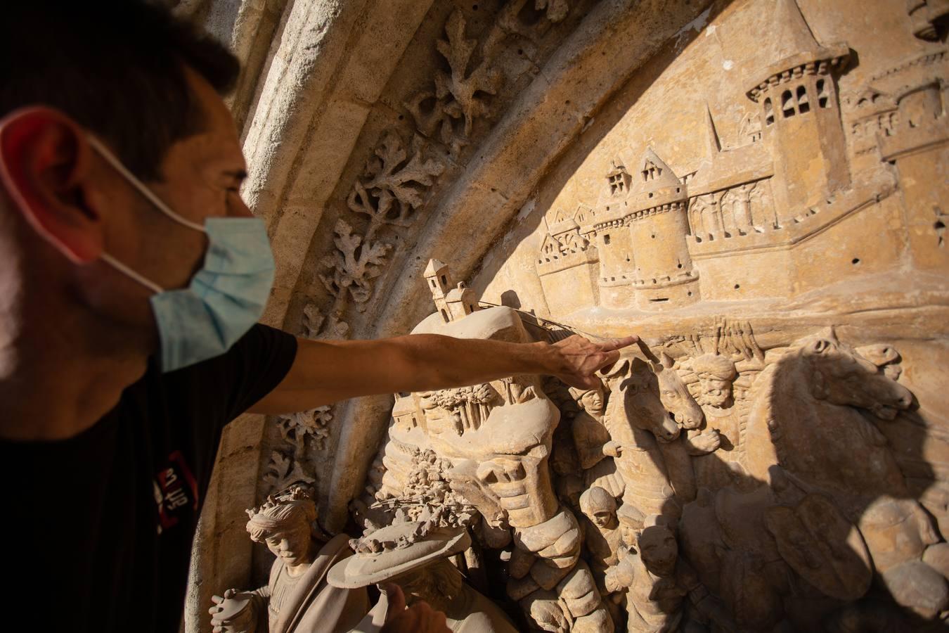 Así se cuidan las puertas de la Catedral de Sevilla